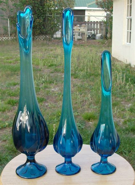 In 2018, this piece sold between $20 to $90. . Swung vs stretch vase